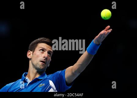 Londres, Grande-Bretagne. 18 novembre 2020. Novak Djokovic de Serbie sert pendant le match de groupe de célibataires contre Daniil Medvedev de Russie à l'ATP World Tour Finals 2020 à Londres, Grande-Bretagne, le 18 novembre 2020. Credit: Han Yan/Xinhua/Alay Live News Banque D'Images