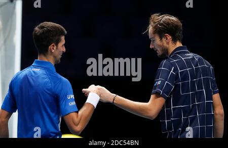 Londres, Grande-Bretagne. 18 novembre 2020. Daniil Medvedev (R) de Russie salue avec Novak Djokovic de Serbie après leur match de groupe de célibataires à la finale du World Tour ATP 2020 à Londres, en Grande-Bretagne, le 18 novembre 2020. Credit: Han Yan/Xinhua/Alay Live News Banque D'Images