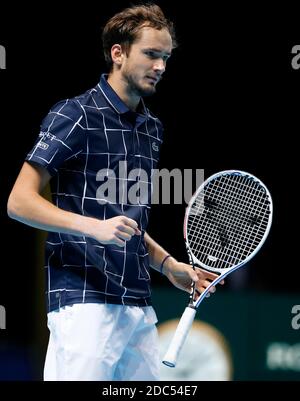 Londres, Grande-Bretagne. 18 novembre 2020. Daniil Medvedev de Russie célèbre lors du match de groupe de célibataires contre Novak Djokovic de Serbie lors de la finale du World Tour ATP 2020 à Londres, en Grande-Bretagne, le 18 novembre 2020. Credit: Han Yan/Xinhua/Alay Live News Banque D'Images