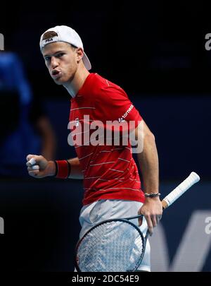 Londres, Grande-Bretagne. 18 novembre 2020. Diego Schwartzman d'Argentine célèbre lors du match de groupe de singles contre Alexander Zverev d'Allemagne à l'ATP World Tour finals 2020 à Londres, en Grande-Bretagne, le 18 novembre 2020. Credit: Han Yan/Xinhua/Alay Live News Banque D'Images