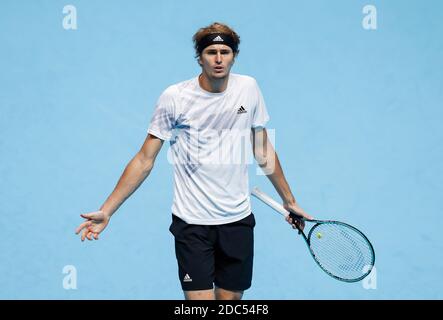 Londres, Grande-Bretagne. 18 novembre 2020. Alexander Zverev d'Allemagne réagit lors du match de groupe de singles contre Diego Schwartzman d'Argentine à l'ATP World Tour Finals 2020 à Londres, en Grande-Bretagne, le 18 novembre 2020. Credit: Han Yan/Xinhua/Alay Live News Banque D'Images