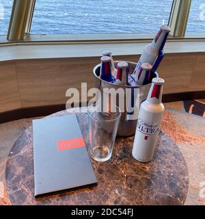 Ft. Lauderdale, FL/USA-10/30/19 : seize onces bouteilles aluminium de Michelob ultra de la bière dans un seau à glace sur la table donnant sur l'océan vers le bas glacé prêt Banque D'Images