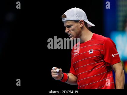 Londres, Grande-Bretagne. 18 novembre 2020. Diego Schwartzman d'Argentine célèbre lors du match de groupe de singles contre Alexander Zverev d'Allemagne à l'ATP World Tour finals 2020 à Londres, en Grande-Bretagne, le 18 novembre 2020. Credit: Han Yan/Xinhua/Alay Live News Banque D'Images