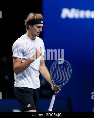 Londres, Grande-Bretagne. 18 novembre 2020. Alexander Zverev, d'Allemagne, célèbre lors du match de groupe de singles contre Diego Schwartzman, d'Argentine, à la finale du World Tour ATP 2020 à Londres, en Grande-Bretagne, le 18 novembre 2020. Credit: Han Yan/Xinhua/Alay Live News Banque D'Images