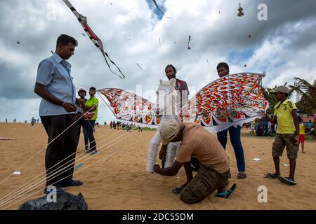 Un cheval volant se prépare pour le décollage de la plage de Negombo au Sri Lanka. Le cerf-volant était l'un des nombreux qui ont pris le ciel pendant le festival annuel du cerf-volant. Banque D'Images