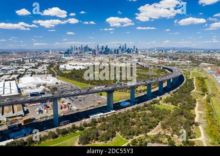 Photo aérienne de l'autoroute reliée au quartier des affaires de Melbourne Banque D'Images