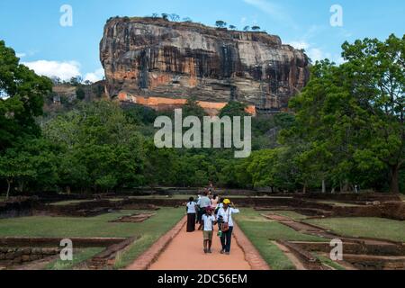 Les visiteurs de la forteresse de Sigiriya Rock au Sri Lanka traversent les jardins royaux qui ont été conçus avec soin en pierre et en brique. Banque D'Images