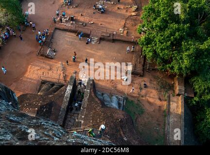 Vue depuis l'escalier descendant du sommet du rocher Sigiriya dans le centre du Sri Lanka vers la plate-forme du Lion. Banque D'Images