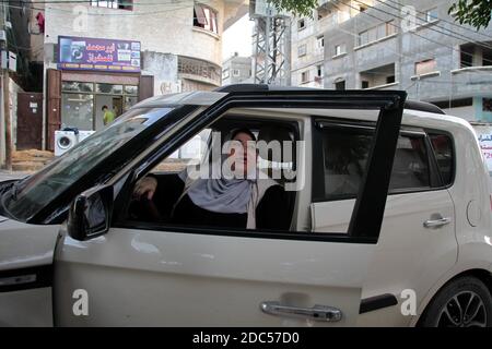 Gaza. 18 novembre 2020. Le palestinien Nayla Abu Jubbah, est assis à son véhicule alors qu'elle travaille à Gaza, le 18 novembre 2020. Nayla, 39 ans, est la première femme chauffeur de taxi dans la bande de Gaza, elle a créé un petit bureau de taxi pour livrer des femmes seulement et l'a appelé 'Al-Mukhtara taxi'. Credit: Rizek Abdeljawad/Xinhua/Alamy Live News Banque D'Images