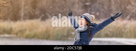 Hiver neige bonne femme aux bras ouverts en s'amusant apprécier neige chute neige flocons porter foulard temps froid, chapeau, gants chaud veste bannière Banque D'Images