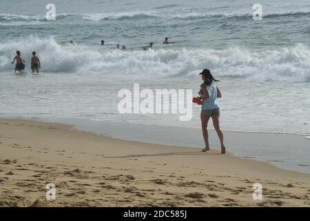 FIT adulte femme courir sur la plage, les gens, Durban, Afrique du Sud, le flou de mouvement, belle journée, style de vie en plein air, exercice de bord de mer, sport, coureur Banque D'Images