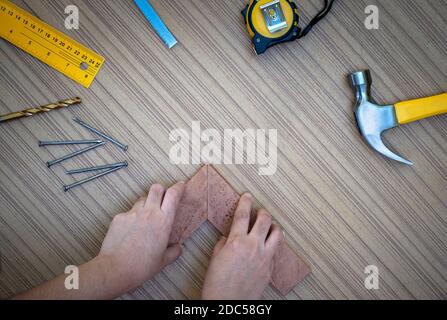 Charpentier mains mesure de bois planche avec un ensemble d'outils de travail main pour le bois, Toolset avec le faire soi-même (bricolage) Banque D'Images