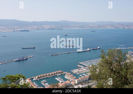 Navires dans la baie d'Algeciras Banque D'Images