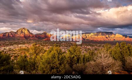 Coucher de soleil sur Thunder Mountain et d'autres montagnes de roches rouges entourant la ville de Sedona dans le nord de l'Arizona, dans la forêt nationale de Coconino, États-Unis Banque D'Images