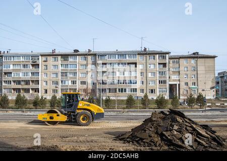 RUSSIE, ANGARSK - 17 octobre 2020 Construction, réparation d'une route dans un quartier résidentiel de la ville. L'équipement de construction routière compacte la route. Banque D'Images