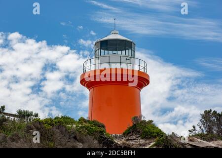 Le phare emblématique de Cape Banks rouge avec ciel bleu et White Clouds est situé à Carpenters Rocks en Australie méridionale en novembre 9 2020 Banque D'Images