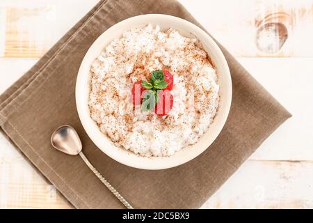 Bol de délicieux pudding au riz avec cerise sur la serviette Banque D'Images