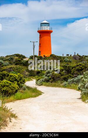 Le phare rouge emblématique de Cape Banks et la route d'accès Avec un accent sélectif situé à Carpenters Rocks Australie du Sud 9 novembre 2020 Banque D'Images