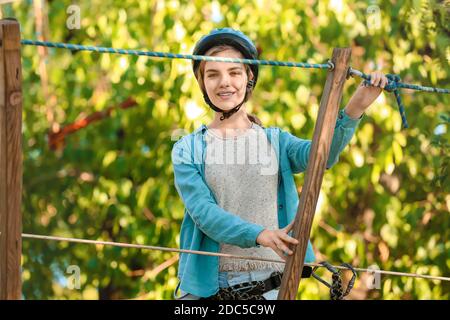 Teenage girl climbing dans adventure park Banque D'Images