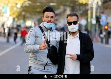 17 novembre 2020 : Marseille, France. 17 novembre 2020. La vie quotidienne dans les rues près du vieux port de Marseille tandis qu'un second confinement Covid est imposé à la ville et à tout le pays. Au cours des dernières semaines, la France a connu une forte augmentation des cas de coronavirus, le nombre de personnes en soins hospitaliers pour Covid-19 dans le pays étant actuellement plus élevé que lors de la première vague en avril. La plupart des gens respectent les restrictions de santé, qui comprennent le port d'un masque facial de protection. La France doit rester en confinement jusqu'au 1er décembre au moins, avec l'espoir que si le pays Covid Banque D'Images