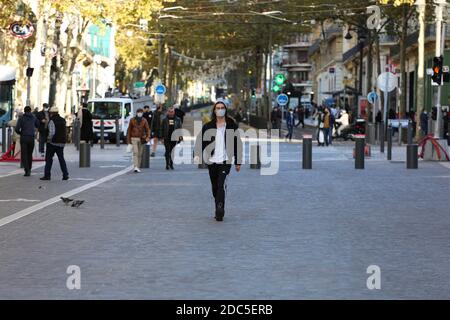 17 novembre 2020 : Marseille, France. 17 novembre 2020. La vie quotidienne dans les rues près du vieux port de Marseille tandis qu'un second confinement Covid est imposé à la ville et à tout le pays. Au cours des dernières semaines, la France a connu une forte augmentation des cas de coronavirus, le nombre de personnes en soins hospitaliers pour Covid-19 dans le pays étant actuellement plus élevé que lors de la première vague en avril. La plupart des gens respectent les restrictions de santé, qui comprennent le port d'un masque facial de protection. La France doit rester en confinement jusqu'au 1er décembre au moins, avec l'espoir que si le pays Covid Banque D'Images