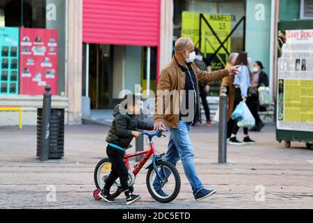 17 novembre 2020 : Marseille, France. 17 novembre 2020. La vie quotidienne dans les rues près du vieux port de Marseille tandis qu'un second confinement Covid est imposé à la ville et à tout le pays. Au cours des dernières semaines, la France a connu une forte augmentation des cas de coronavirus, le nombre de personnes en soins hospitaliers pour Covid-19 dans le pays étant actuellement plus élevé que lors de la première vague en avril. La plupart des gens respectent les restrictions de santé, qui comprennent le port d'un masque facial de protection. La France doit rester en confinement jusqu'au 1er décembre au moins, avec l'espoir que si le pays Covid Banque D'Images