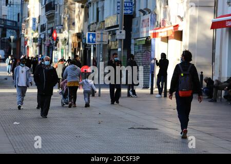 17 novembre 2020 : Marseille, France. 17 novembre 2020. La vie quotidienne dans les rues près du vieux port de Marseille tandis qu'un second confinement Covid est imposé à la ville et à tout le pays. Au cours des dernières semaines, la France a connu une forte augmentation des cas de coronavirus, le nombre de personnes en soins hospitaliers pour Covid-19 dans le pays étant actuellement plus élevé que lors de la première vague en avril. La plupart des gens respectent les restrictions de santé, qui comprennent le port d'un masque facial de protection. La France doit rester en confinement jusqu'au 1er décembre au moins, avec l'espoir que si le pays Covid Banque D'Images