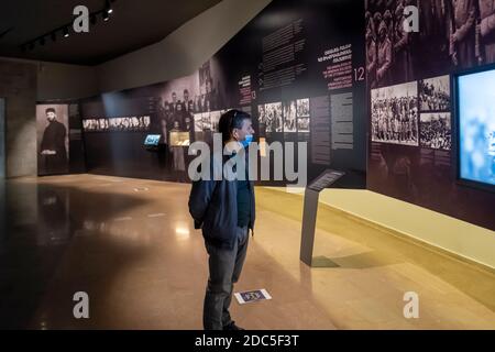 Un visiteur voit des documents historiques affichés à l'intérieur du génocide arménien Musée-Institut dédié aux victimes du génocide arménien La ville d'Erevan capitale de l'Arménie Banque D'Images