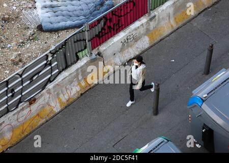 17 novembre 2020 : Marseille, France. 17 novembre 2020. La vie quotidienne dans les rues près du vieux port de Marseille tandis qu'un second confinement Covid est imposé à la ville et à tout le pays. Au cours des dernières semaines, la France a connu une forte augmentation des cas de coronavirus, le nombre de personnes en soins hospitaliers pour Covid-19 dans le pays étant actuellement plus élevé que lors de la première vague en avril. La plupart des gens respectent les restrictions de santé, qui comprennent le port d'un masque facial de protection. La France doit rester en confinement jusqu'au 1er décembre au moins, avec l'espoir que si le pays Covid Banque D'Images