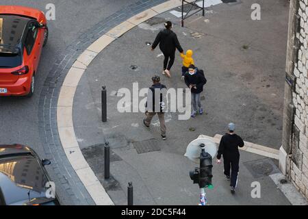 17 novembre 2020 : Marseille, France. 17 novembre 2020. La vie quotidienne dans les rues près du vieux port de Marseille tandis qu'un second confinement Covid est imposé à la ville et à tout le pays. Au cours des dernières semaines, la France a connu une forte augmentation des cas de coronavirus, le nombre de personnes en soins hospitaliers pour Covid-19 dans le pays étant actuellement plus élevé que lors de la première vague en avril. La plupart des gens respectent les restrictions de santé, qui comprennent le port d'un masque facial de protection. La France doit rester en confinement jusqu'au 1er décembre au moins, avec l'espoir que si le pays Covid Banque D'Images