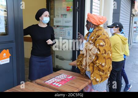 17 novembre 2020 : Marseille, France. 17 novembre 2020. De nombreux cafés, bars et restaurants de la ville française de Marseille sont fermés ou seulement ouverts à emporter et à la collecte, car un second confinement Covid est imposé à la ville et à l'ensemble du pays. Au cours des dernières semaines, la France a connu une forte augmentation des cas de coronavirus, le nombre de personnes en soins hospitaliers pour Covid-19 dans le pays étant maintenant plus élevé que lors de la première vague en avril. La France doit rester verrouillée jusqu'au 1er décembre au moins, avec l'espoir que si les chiffres Covid-19 du pays améliorent certaines restrictions Banque D'Images