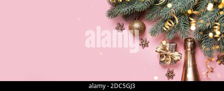 Bannière de Noël avec branches de sapin et décorations dorées pour arbres de Noël Banque D'Images