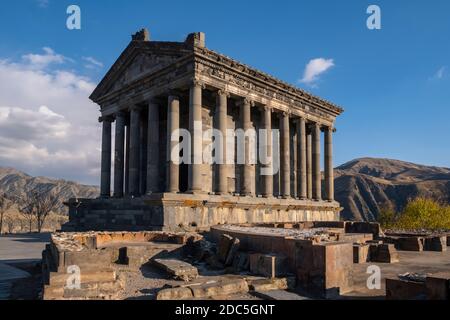 Vue latérale du temple païen de Garni le seul bâtiment gréco-romain à colonnades en Arménie et l'ancien Unio soviétique construit dans l'ordre Ionique par le roi Tiridates I dans le premier siècle AD comme un temple au soleil dieu MiHR dans le village de Garni, Arménie Banque D'Images