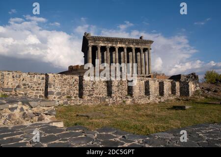 Vue latérale du temple païen de Garni le seul bâtiment gréco-romain à colonnades en Arménie et l'ancien Unio soviétique construit dans l'ordre Ionique par le roi Tiridates I dans le premier siècle AD comme un temple au soleil dieu MiHR dans le village de Garni, Arménie Banque D'Images