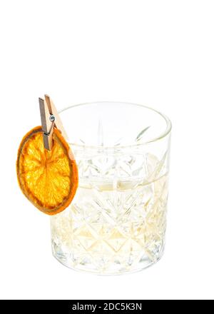 Cocktail alcoolisé à l'ancienne cerise avec whisky et glaçon dans un verre isolé sur fond blanc. Banque D'Images