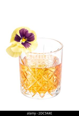 Cocktail alcoolisé à l'ancienne cerise avec whisky et glaçon dans un verre isolé sur fond blanc. Banque D'Images