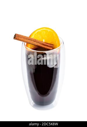 Verre de thé avec bâton de citron et de cannelle isolé sur fond blanc. Concept de menu boissons Banque D'Images