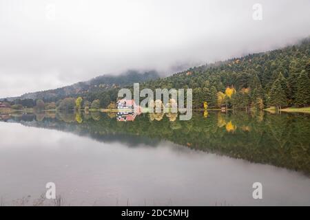 Maison en bois d'automne sur le lac à l'intérieur de la forêt dans le parc national de Bolu Golcuk, papier peint de Turquie Banque D'Images