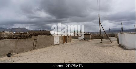 Petite ville d'Alichur dans la région de Murghob à Gorno-Badakshan avec maisons et routes non pavées. Banque D'Images