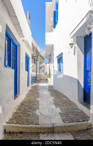 Allée cycladitique traditionnelle avec rue étroite et maisons blanchies à la chaux ano Syros Grèce Banque D'Images