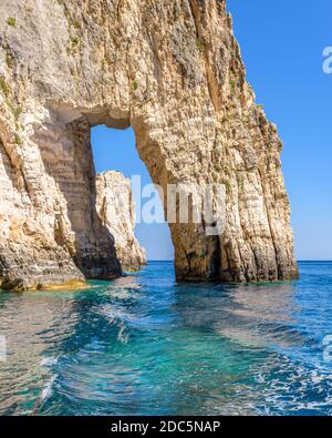 Grotte de Keri sur le sud de Zakynthos l'île grecque Ionienne que combine une formation de roche étonnante avec des eaux turquoise Banque D'Images