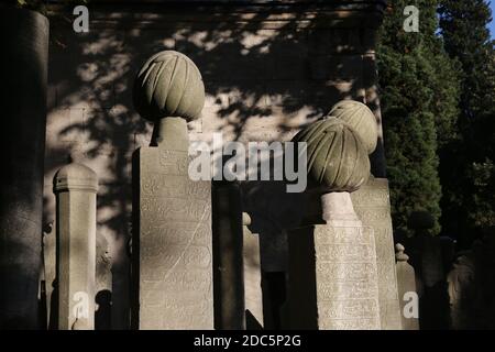 Les vieilles pierres tombales ottomanes historiques dans le cimetière d'Eyup, Istanbul, Turquie. Pierre de tête historique à istanbul Banque D'Images