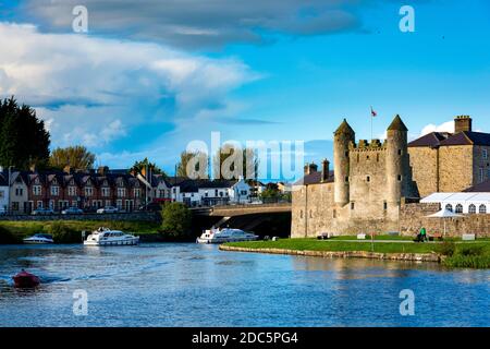 Bateaux de croisière au château d'Enniskillen, Co. Fermanagh, Irlande du Nord Banque D'Images