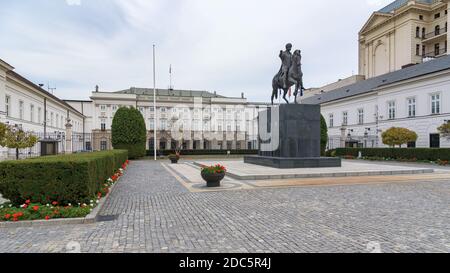 Varsovie, Pologne - 19 octobre 2019 : statue de Jozef Poniatowski devant le Palais présidentiel de la capitale polonaise Banque D'Images