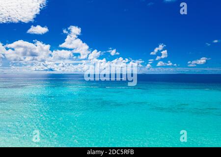 Paysage marin incroyable, belle eau turquoise tropicale de l'océan avec le bateau sur lui vue de dessus photo aérienne. Maldives océan Indien, paysage aérien, paysage Banque D'Images