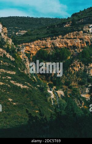 Paysage surplombant les montagnes abruptes avec une cascade entre elles Sant Miquel del Fai Banque D'Images