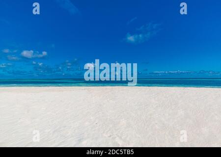 Gros plan de sable sur la plage et ciel bleu d'été. Paysage de plage panoramique. Plage tropicale vide et paysage marin. Ciel bleu, sable doux, paysage marin sur horizon Banque D'Images
