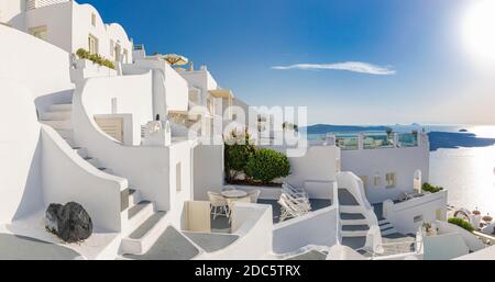 Vue panoramique sur la caldeira de Santorin en été. Architecture blanche étonnante, destination de voyage fantastique, station de luxe, maisons et mer Banque D'Images