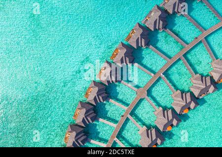 Paysage aérien avec villas tropicales, bungalow, palmiers et mer incroyable. Destination de voyage, vacances de luxe, scène nature d'été Banque D'Images