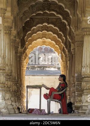 Inde, Rajasthan, Jodhpur. Temple Maha Mandir inutilisé. Maintenant une école de garçons. L'enseignante attend son arrivée. Banque D'Images